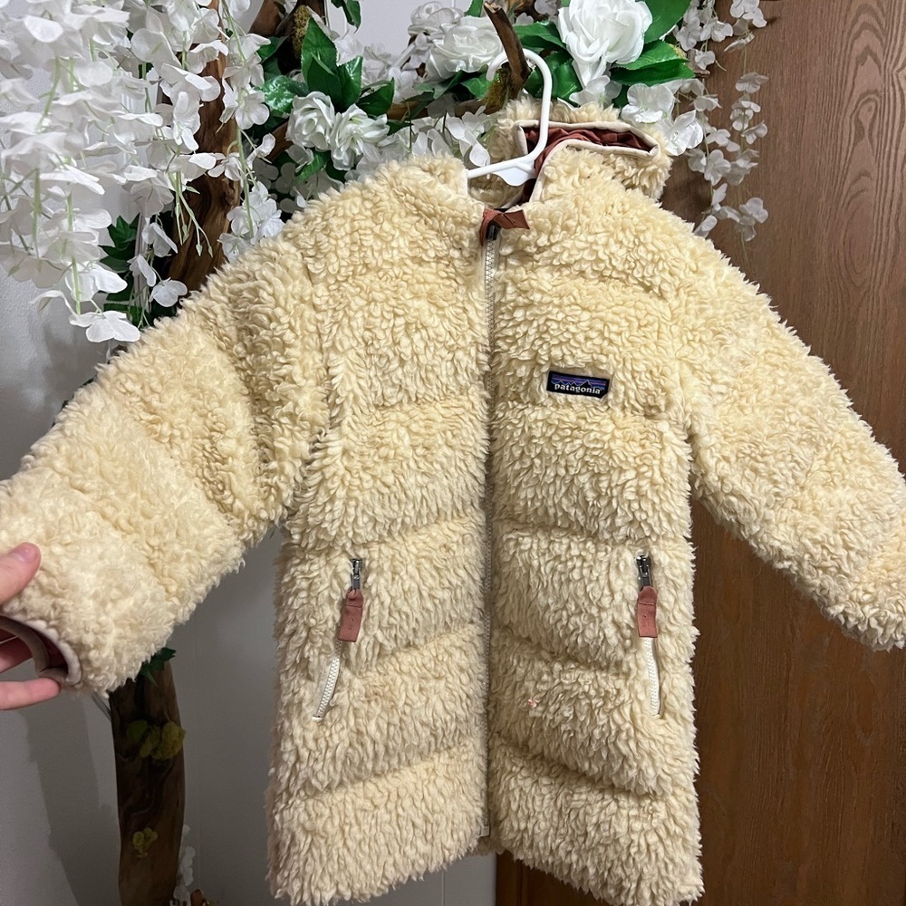 Patagonia GIRLS Cream Sherpa Hooded Coat - Picture 2 of 9